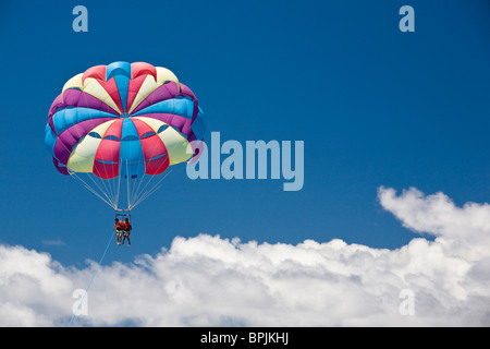 Parapente sur le magnifique lagon de Bora Bora. Banque D'Images