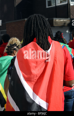 Homme noir le port de la Trinité-et-Tobago drapeau vers le carnaval de Notting Hill London 2010 Banque D'Images