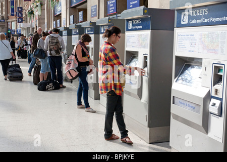 Les distributeurs de billets automatiques - La gare de Waterloo - Londres Banque D'Images