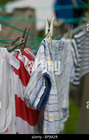 Vêtements enfants accrochés sur une ligne de lavage rotatif dans th UK Banque D'Images