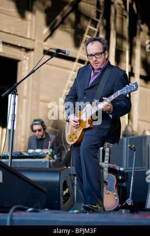 Sacramento, CA - juillet 17,2008 : chanteur Elvis Costello effectue sur scène au sleep train Amphitheatre à Marysville, ca Banque D'Images