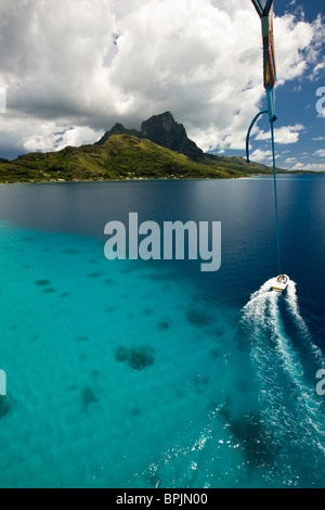 Parapente sur le magnifique lagon de Bora Bora. Banque D'Images