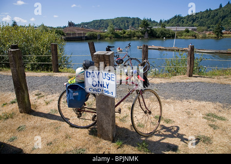 Un vélo appuyé contre un poteau à Toledo, Ohio Banque D'Images