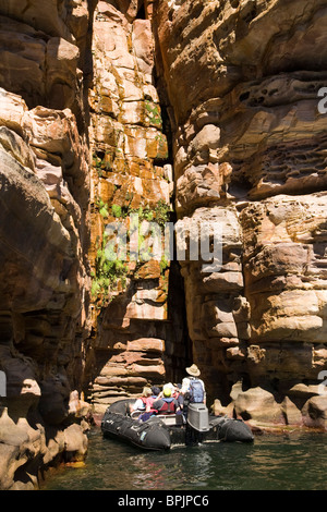 Les passagers d'Aussie cruiser Orion observer suintement d'eau dans les fissures des murs de grès de la rivière George King Banque D'Images