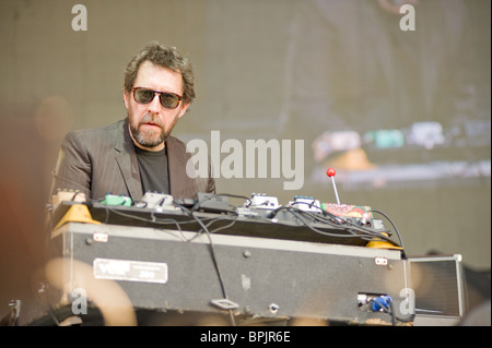 Sacramento, CA - juillet 17,2008 : claviériste steve nieve effectue sur scène au sleep train Amphitheatre à Marysville, ca avec Elvis Costello et les imposteurs Banque D'Images