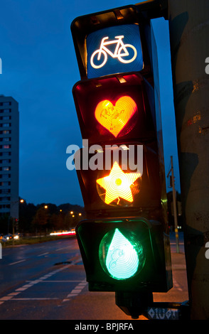 Détail de feux de circulation cycliste avec lampes peintes pour montrer le cœur, star et déchirure dans Berlin Allemagne Banque D'Images