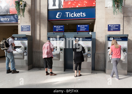 Les distributeurs de billets automatiques - La gare de Waterloo - Londres Banque D'Images