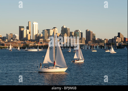 Image rétro de Seattle Skyline avec bateaux à voile sur le lac Union pendant la course Duck Washington State USA Banque D'Images