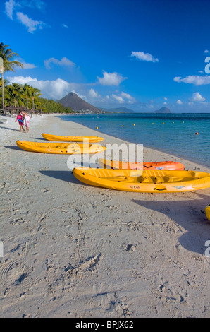 Canoës sur La Pirogue Hotel. Coral Beach, Ile Maurice Banque D'Images