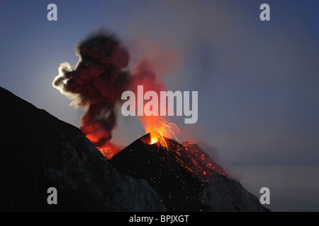 10 mai 2009 - L'éruption du Stromboli, Îles Éoliennes, au nord de la Sicile, Italie. Banque D'Images