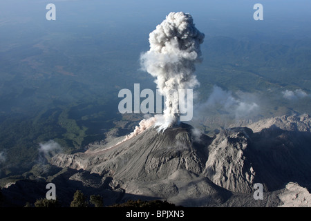 3 janvier 2009 - Éruption de cendres de Santiaguito, au Guatemala. Banque D'Images