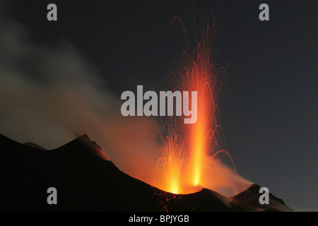 16 octobre 2005 - L'éruption du Stromboli, Îles Éoliennes, au nord de la Sicile, Italie. Banque D'Images