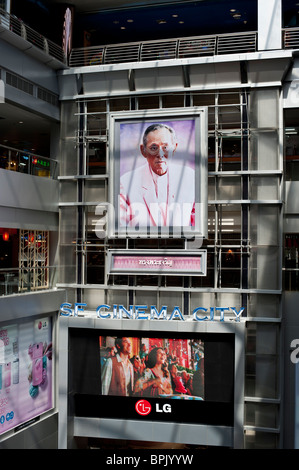 Bangkok, Kings portrait dans le MBK mall en raison de son anniversaire le 5 décembre. Banque D'Images