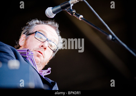 Sacramento, CA - juillet 17,2008 : chanteur Elvis Costello effectue sur scène au sleep train Amphitheatre à Marysville, ca Banque D'Images