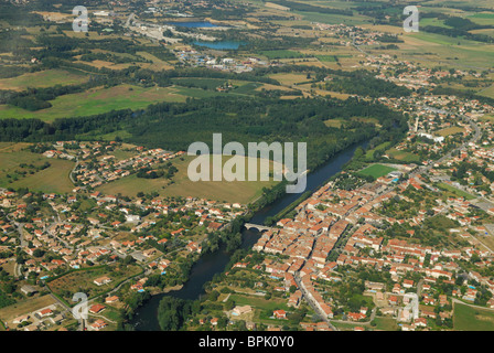 Vue aérienne de Varilhes village et l'Ariège, au sud de Pamiers, Ariège, Midi-Pyrénées, France Banque D'Images