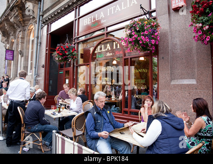 Les gens de la commande et de prendre des repas à l'extérieur Bella Italia dans le Nord/Pont Cockburn Street salon du Royal Mile à Édimbourg, Banque D'Images