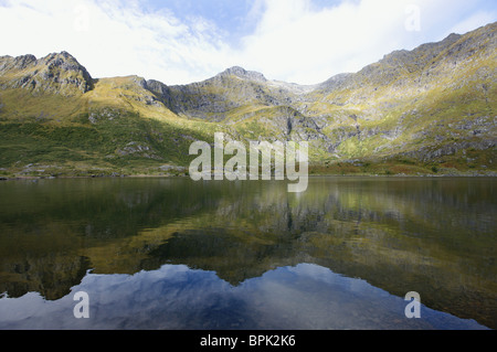 Voir l'Agvatnet au lac entouré de montagnes, Lofoten, Norway, Scandinavia, Europe Banque D'Images