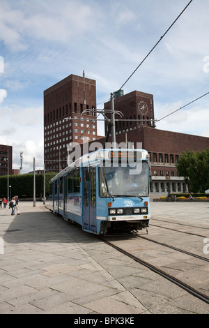 L'image montre un tramway en face de l'hôtel de ville d'Oslo Radhus, port d'Oslo, Oslo, Norvège. Photo:Jeff Gilbert Banque D'Images