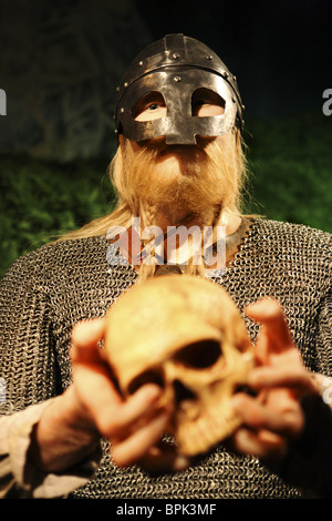 La figure de cire d'un viking tenant un crâne dans ses mains, musée de vikings, Haugesund, Rogaland, Norvège, Scandinavie, Europe Banque D'Images