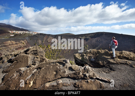 Randonneur au cratère du volcan, le volcan San Antonio, Fuencaliente, La Palma, Canary Islands, Spain, Europe Banque D'Images