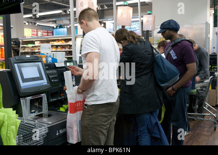 Commander en libre-service - Mark & Spencer Simply Food - Hampstead - Londres Banque D'Images