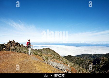 Randonneur sur une montagne à la recherche de la couverture nuageuse, Roque de los Muchachos, Caldera de Taburiente, La Palma, Canary Islands, Espagne, Euro Banque D'Images