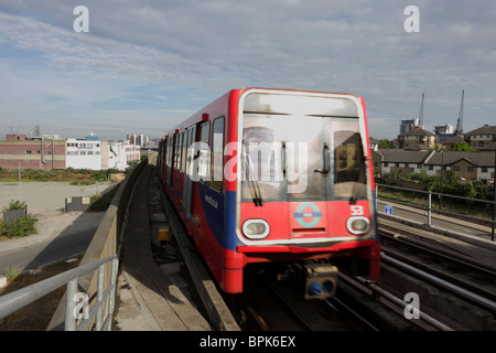 Londres comme l'une des nombreuses histoires à succès de la Docklands Light Railway, un système de transport entièrement automatique. Banque D'Images