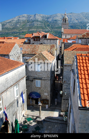 KORCULA, Croatie. Sur le toit d'une vue sur la vieille ville, avec la péninsule de Peljesac derrière. 2010. Banque D'Images