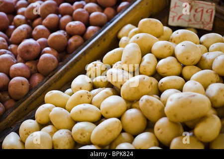 Produits frais brillant haute empilée dans un marché Banque D'Images