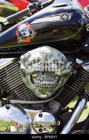 Yamaha avec un masque d'Halloween sur elle pour la décoration Banque D'Images