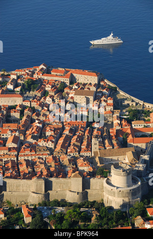 DUBROVNIK, Croatie. L'aube d'une vue sur la vieille ville, les remparts et la forteresse de Minceta du sommet du mont Srd. 2010. Banque D'Images