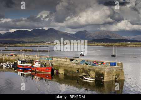 Le port du village de pêcheurs de Roundstone, du Connemara, dans le comté de Galway, Irlande, Europe Banque D'Images