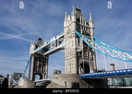 Faible niveau aspect angulaire de l'emblématique Tower Bridge à Londres. L'un des plus photographié des structures de l'époque victorienne dans le monde. Banque D'Images