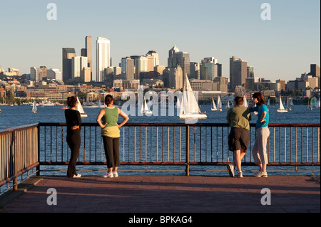 Image rétro de Seattle Skyline avec bateaux à voile sur le lac Union pendant la course Duck Washington State USA Banque D'Images