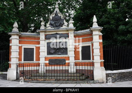 La pierre, la brique et le bronze mémorial aux carabiniers, situé à la jonction de Chelsea Bridge Rd et Chelsea Embankment à Londres. Banque D'Images