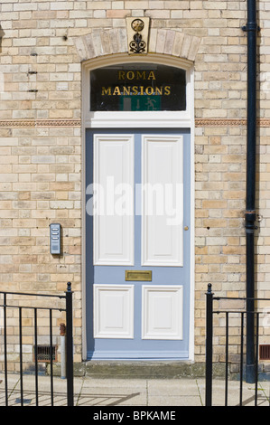 Boiseries victorien blanc et gris, porte de maison en briques à Llandrindod Wells Powys Pays de Galles UK Banque D'Images