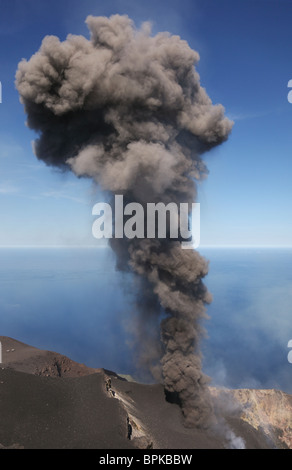 9 mai 2009 - L'éruption de cendres Stromboli, Îles Éoliennes, au nord de la Sicile, Italie. Banque D'Images