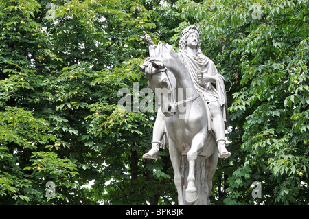 Le roi Louis XIII de la statue, la Place des Vosges, Paris, France Banque D'Images