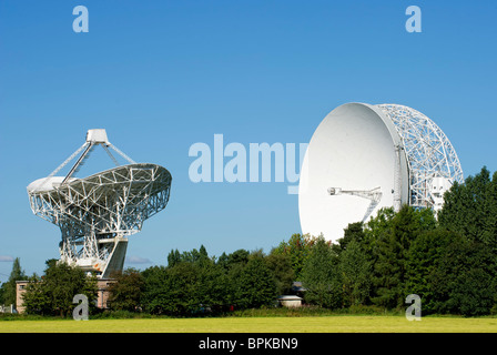 Le télescope Lovell de l'observatoire de Jodrell Bank dans le Cheshire, en Angleterre avec le télescope de plus petit connu sous le nom de Mark II Banque D'Images