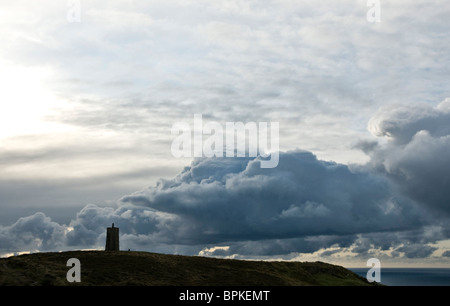 Corrin's Folly, Peel, Ile de Man et sombres nuages de pluie Banque D'Images
