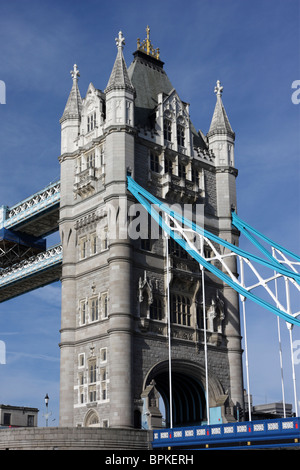 La vue familière de la tour nord de Tower Bridge à Londres, une oeuvre de l'architecture victorienne et de l'ingénierie. Banque D'Images