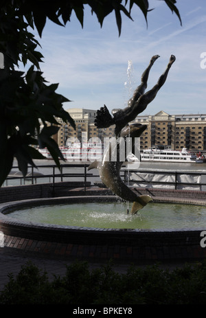 Situé dans le parc de l'hôtel Tower et à proximité du Tower Bridge est le garçon avec dauphin sculpture. Banque D'Images