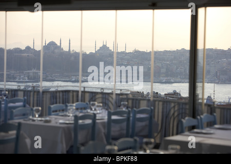 Vue vers la corne d'Halic, et le centre historique avec Restaurant de Sainte-sophie Doga Balik, Istanbul, Turquie Banque D'Images