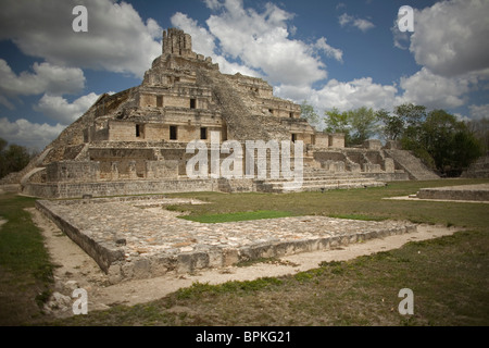 La pyramide parmi les ruines Maya de Edzna dans l'État de Campeche au Mexique, péninsule du Yucatan, le 20 juin, 2009 Banque D'Images