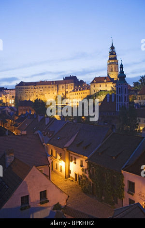Vue panoramique sur la vieille ville et le château du jardin de l'ancien collège des Jésuites, Cesky Krumlov, Bohême du Sud Regi Banque D'Images