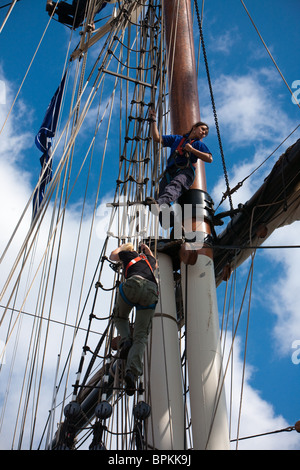 Les marins et les participants travaillant le gréement et voiles à la course des grands voiliers 2010 à Hartlepool, Cleveland Banque D'Images