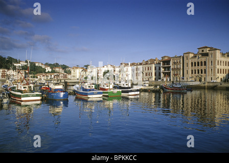 Des bateaux de pêche à l'Harbour sous ciel nuageux, Saint Jean-de-Luz, côte de l'océan atlantique, Pays Basque, Pays Basque Fra Banque D'Images