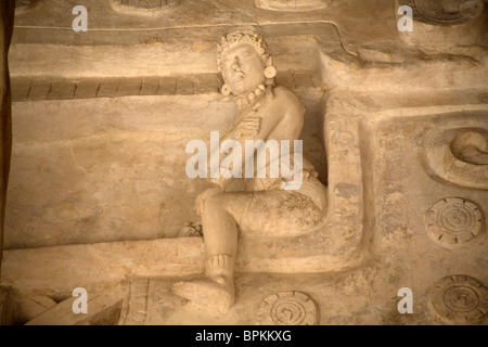 Une sculpture en stuc d'une femme orne un temple parmi les ruines Maya de Ek Balam en État de Campeche, Mexique, péninsule du Yucatan Banque D'Images