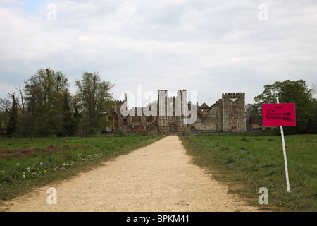 Ruban Rose 'à pied' Cowdray Castle House Midhurst, Sussex de l'Ouest 2010 Banque D'Images