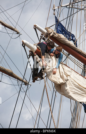 Les marins et les participants travaillant le gréement et voiles à la course des grands voiliers 2010 à Hartlepool, Cleveland Banque D'Images